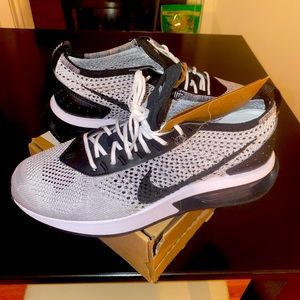 Men’s Nike flyknit sneaker 6.5